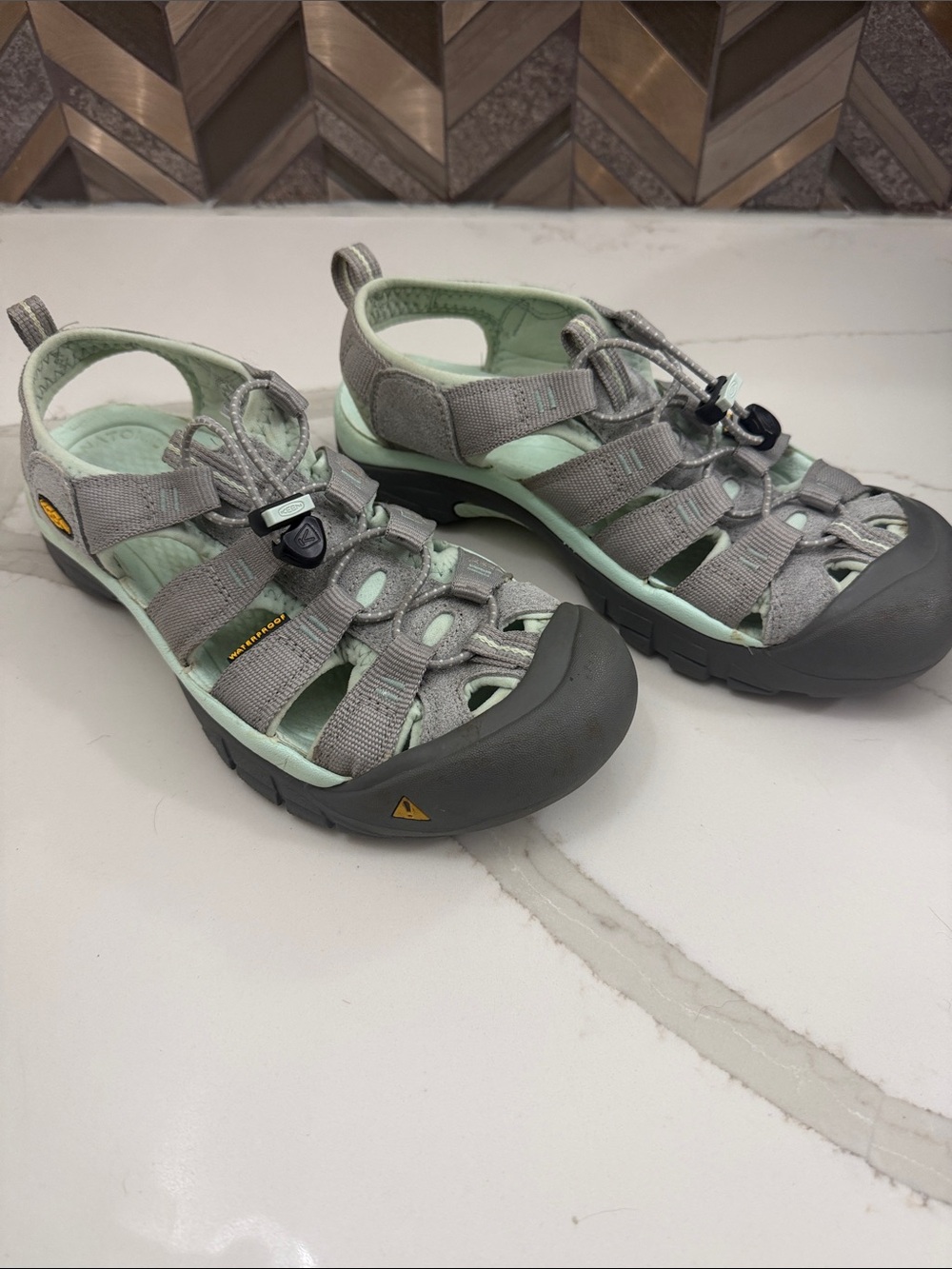 Sz9 Keen Gray and Mint Green Closed-Toe Outdoor Sandals